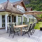 Hébergement de vacances Awesome In Lundegrend With House Sea View